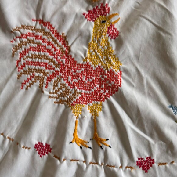Hand-Embroidered Rooster Floral Tablecloth Patio Table Bonjour 58” Round White - Picture 4 of 12
